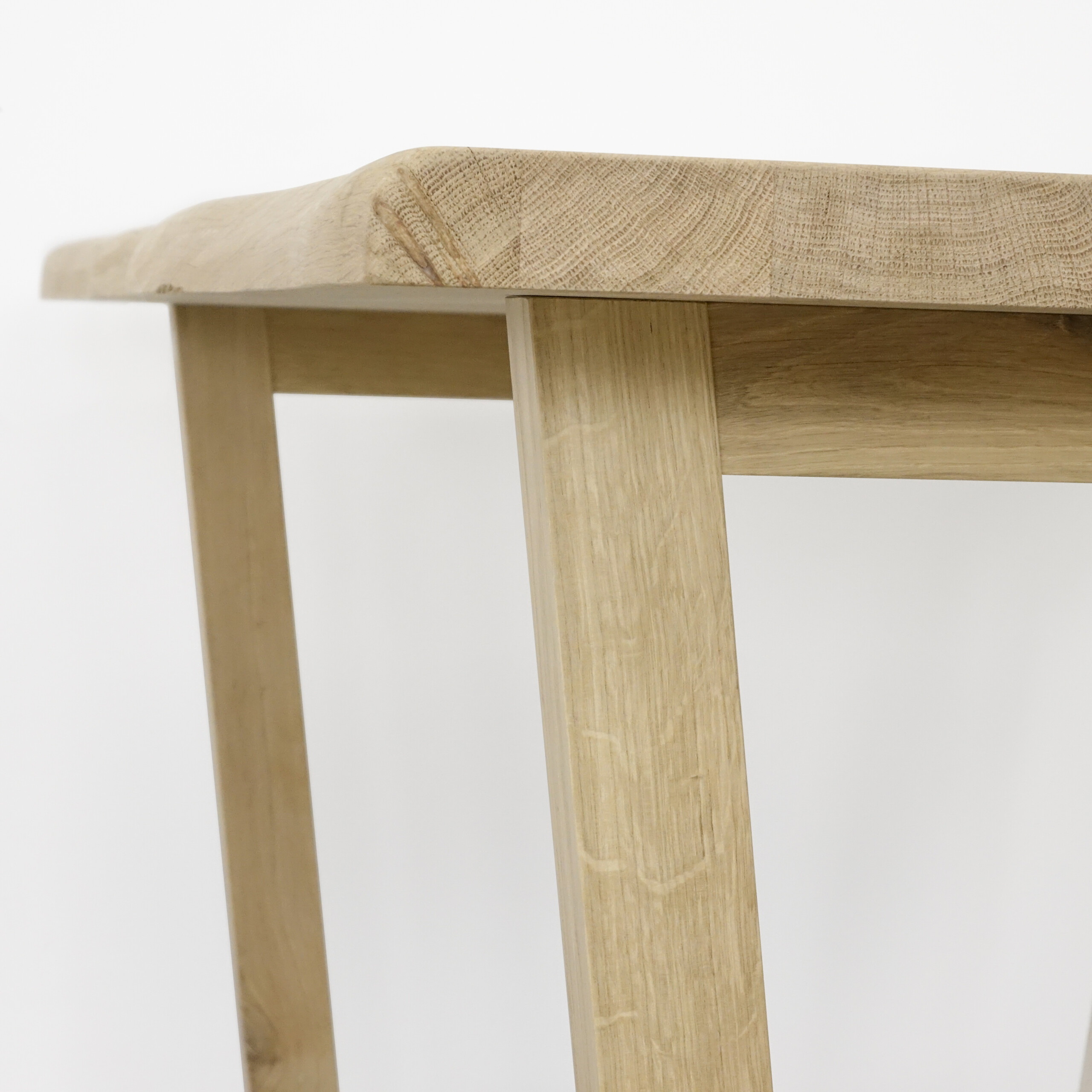 Tammepuidust lauajalg Trapets